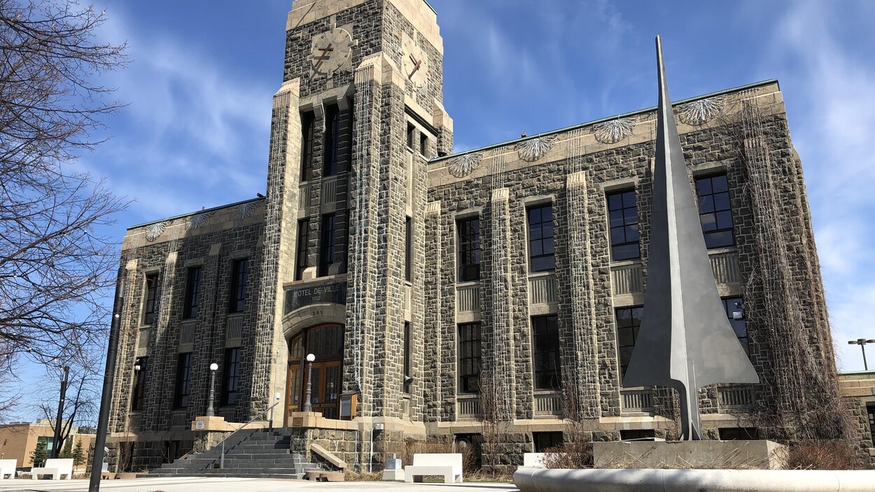 Hôtel de vile de Saguenay en été