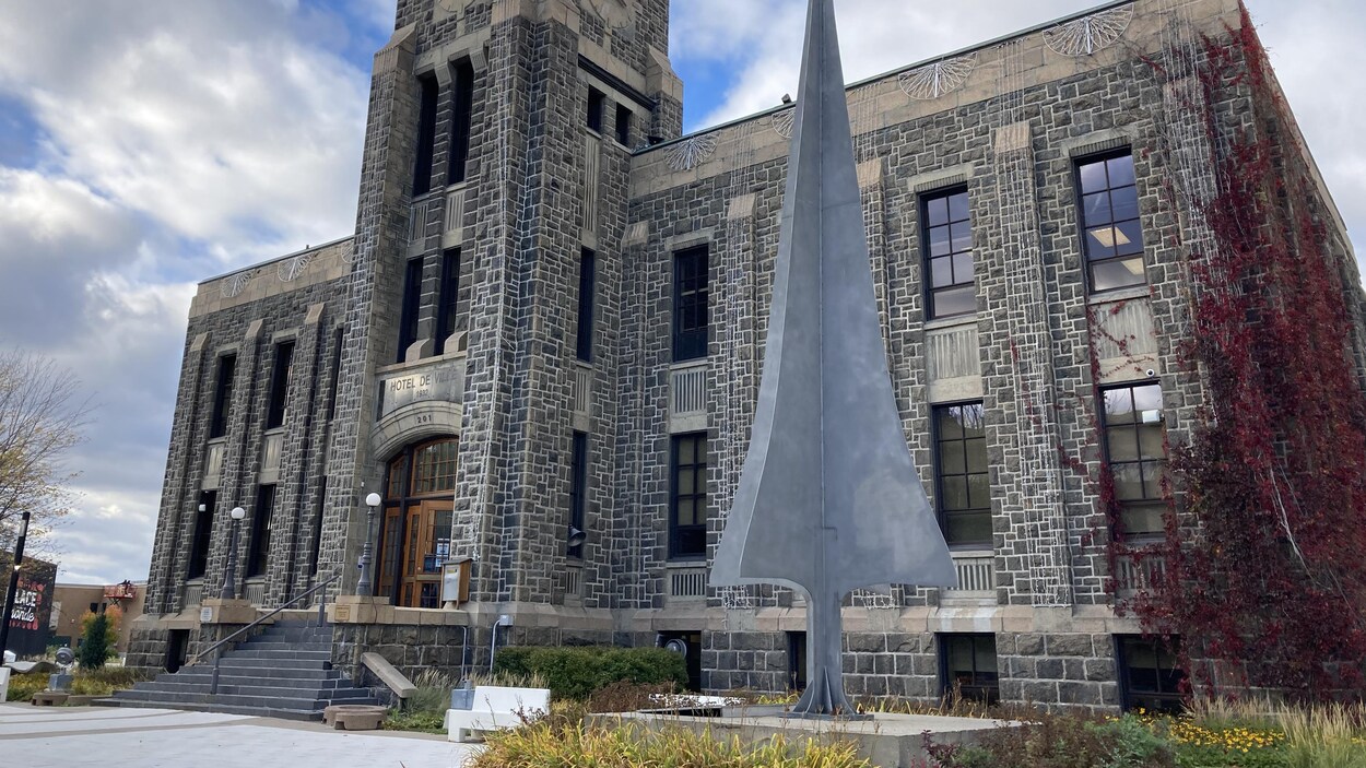 La façade de l'hôtel de ville de Saguenay en automne.