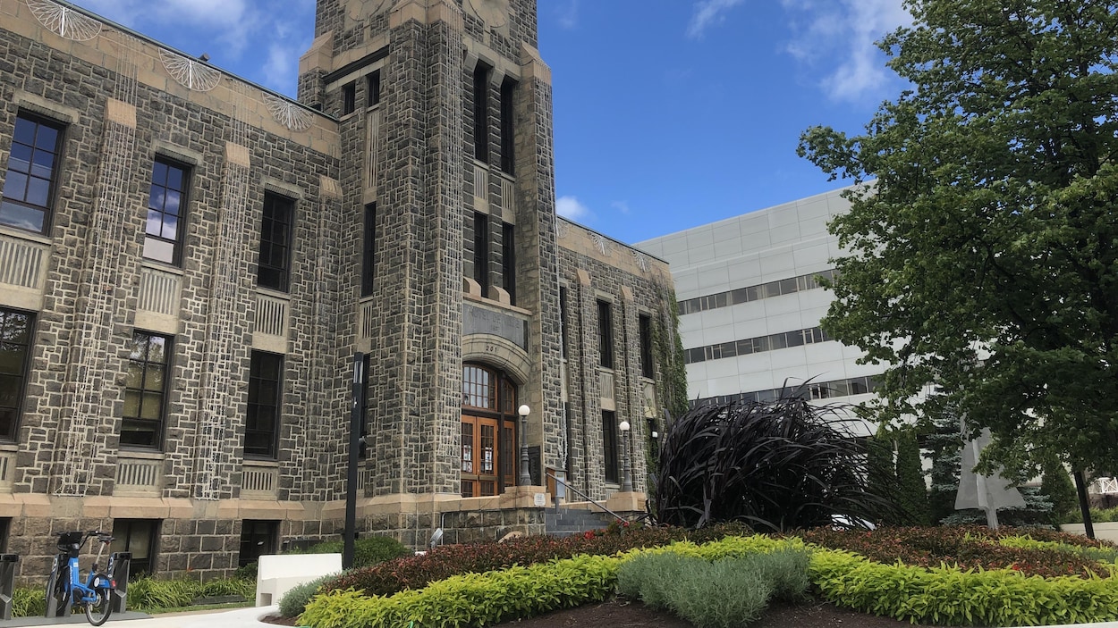 L'hôtel de ville de Saguenay en été.