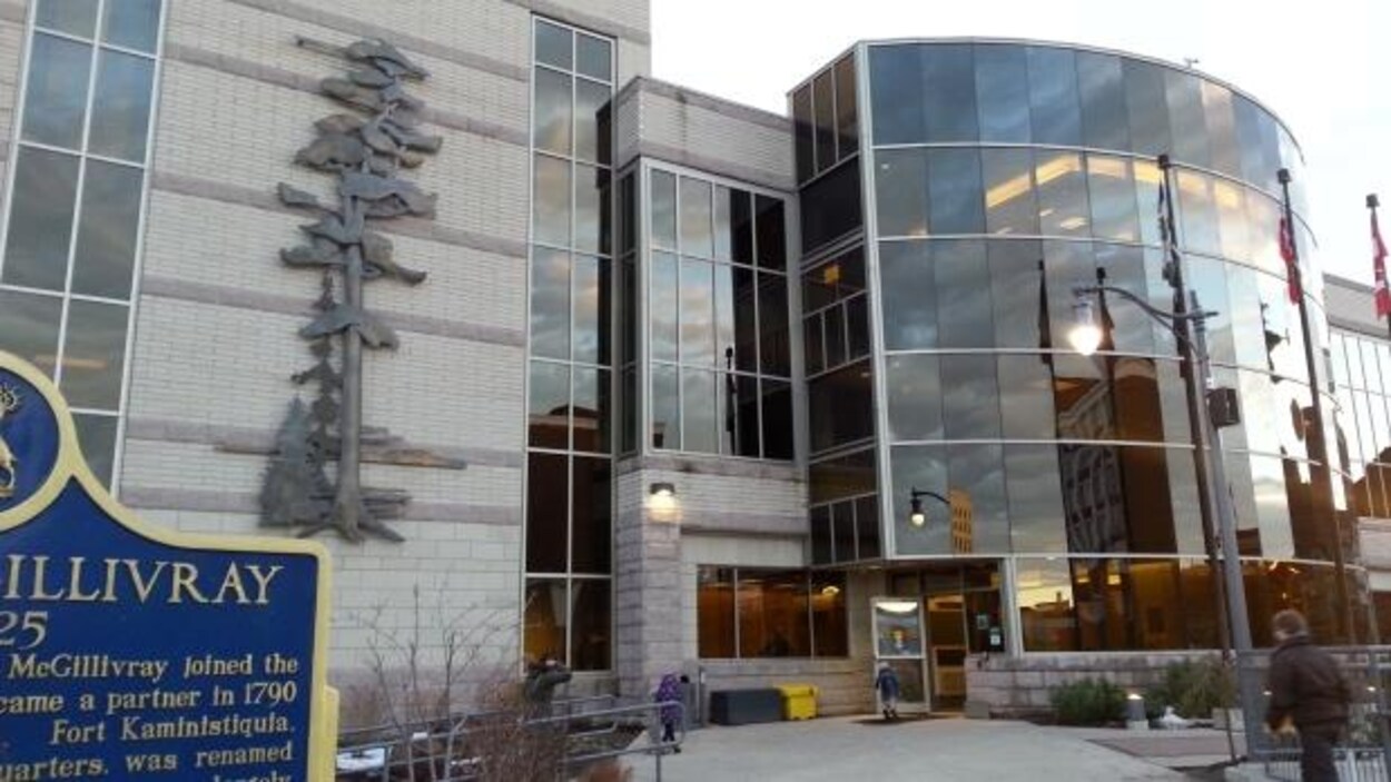 Extérieur de l’hôtel de ville de Thunder Bay.