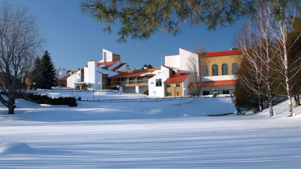 Une photo de l'hôtel vu de l'extérieur.