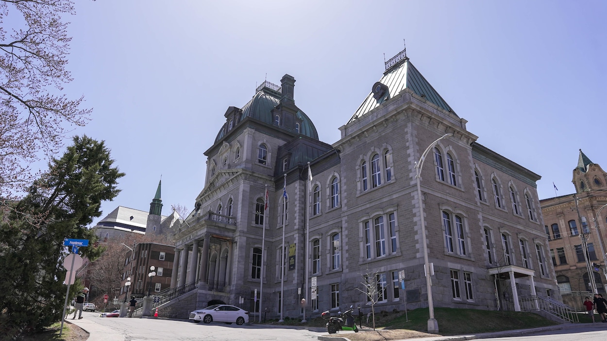 Les conseillers municipaux de Sherbrooke consentissent à une réforme salariale