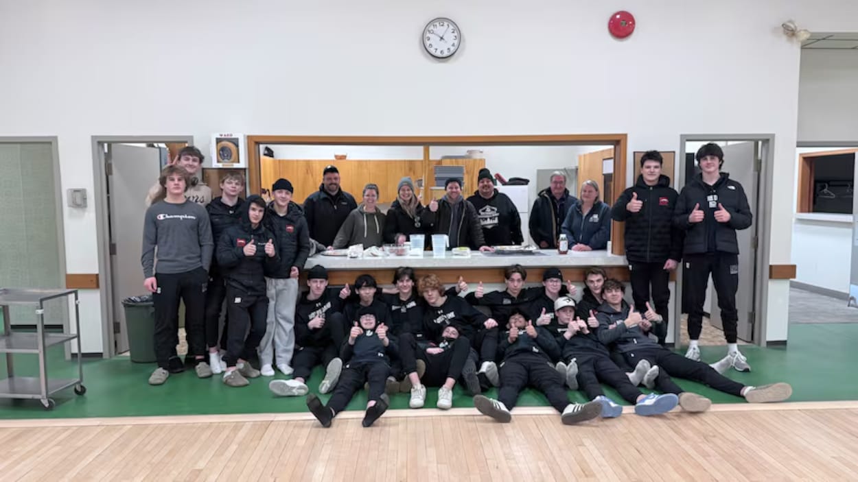 En pleine tempête de neige, une équipe de hockey trouve refuge dans un petit village