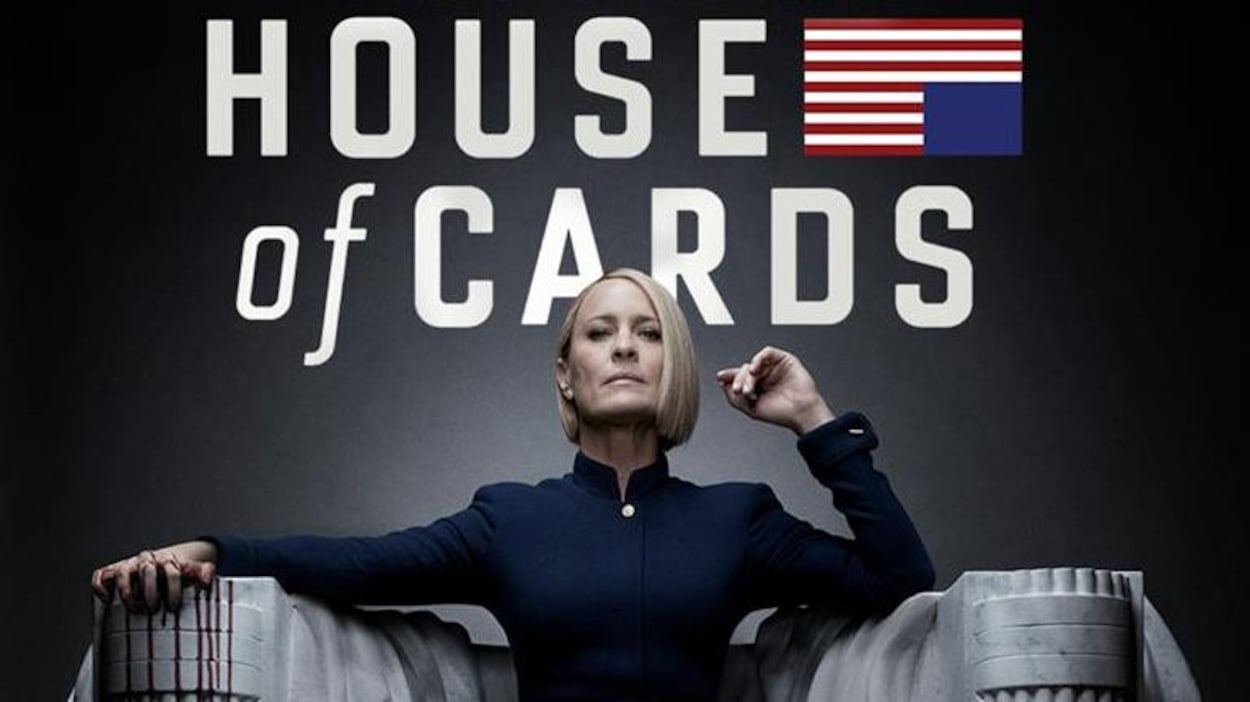 Claire Underwood est assise sur un grand fauteuil en marbre, sa main droite en sang. Claire Underwood est assise sur un grand fauteuil en marbre, sa main droite en sang.