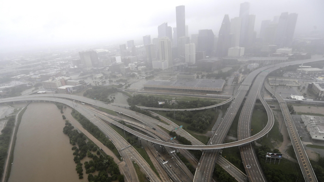 Photo aérienne des autoroutes autour du centre-ville de Houston qui sont désertées en raison des inondations causées par la tempête tropicale Harvey, le 29 août 2017