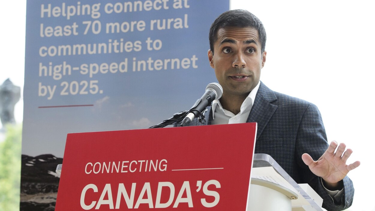 Alykhan Velshi, vice-président aux affaires corporatives de Huawei Canada, lors d'un point de presse.