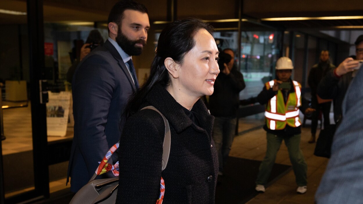 Meng Wanzhou de profil sortant de la Cour suprême de la Colombie-Britannique.
