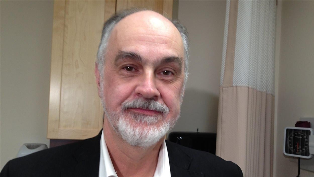 Le Dr Hubert Dupuis dans une salle d'examen