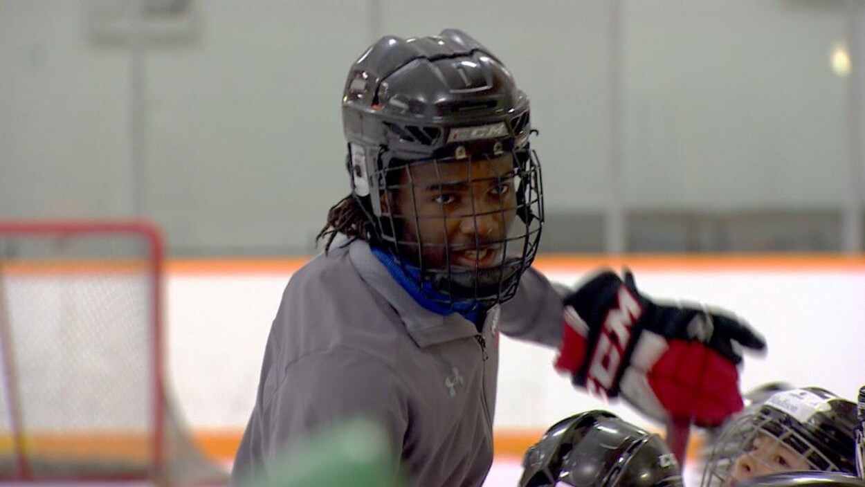 Le jeune joueur en action sur la glace.