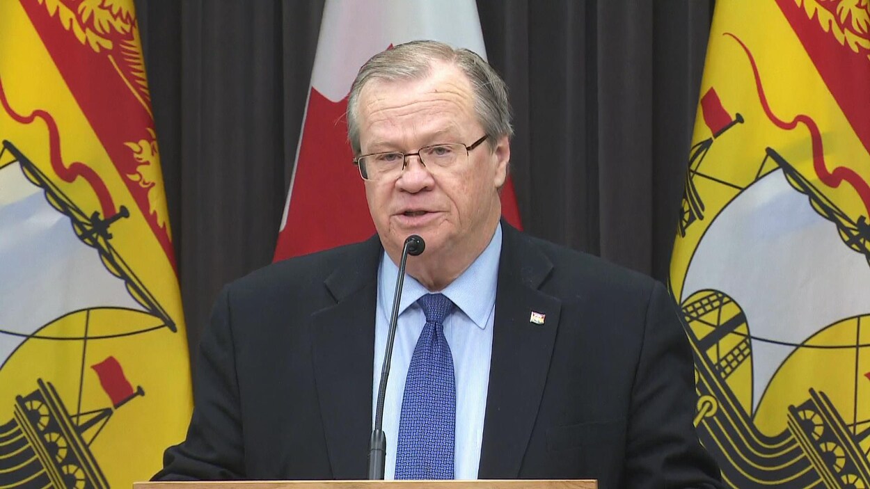 Hugh Flemming donne une conférence de presse.