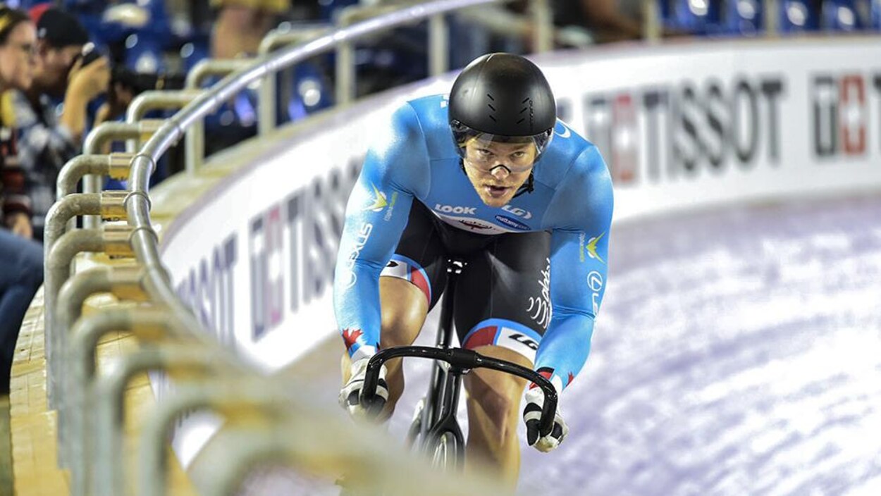 Hugo Barrette en pleine action, sur une piste cycliste.