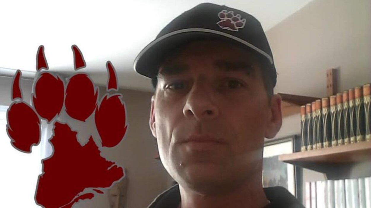 Une photo montrant un homme portant une casquette qui semble nous regarder dans les yeux. Une patte d'animal a été ajoutée sur la photo, tout comme les mots « chef de secteur 750, clan 15 ». Une photo montrant un homme portant une casquette qui semble nous regarder dans les yeux. Une patte d'animal a été ajoutée sur la photo, tout comme les mots « chef de secteur 750, clan 15 ».