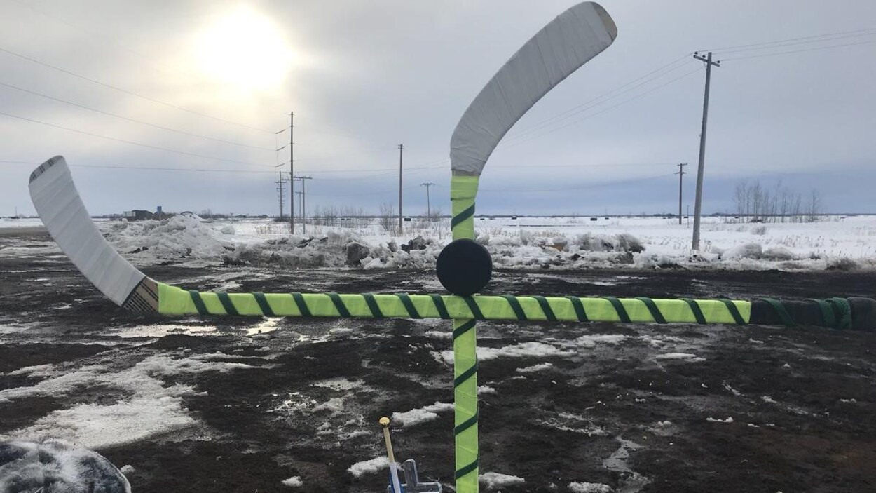 Des bâtons de hockey. Des bâtons de hockey.