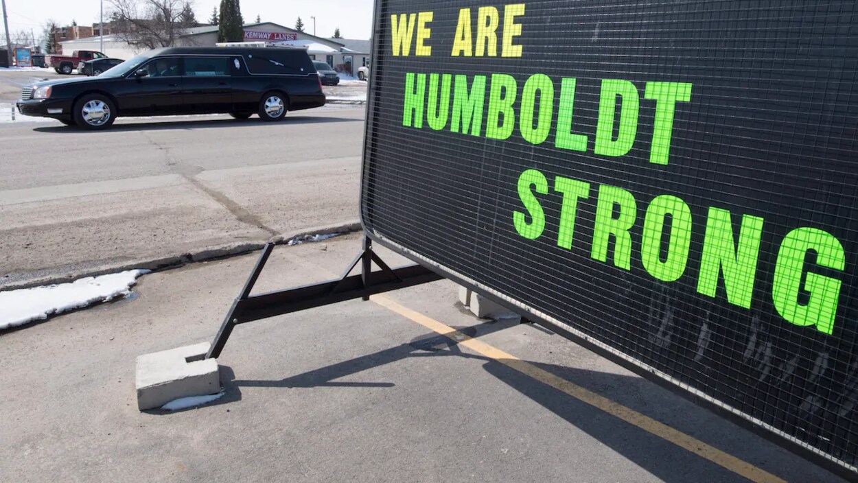 Une affiche sur le bord d'une route. Il y est écrit : « Humboldt Strong ».