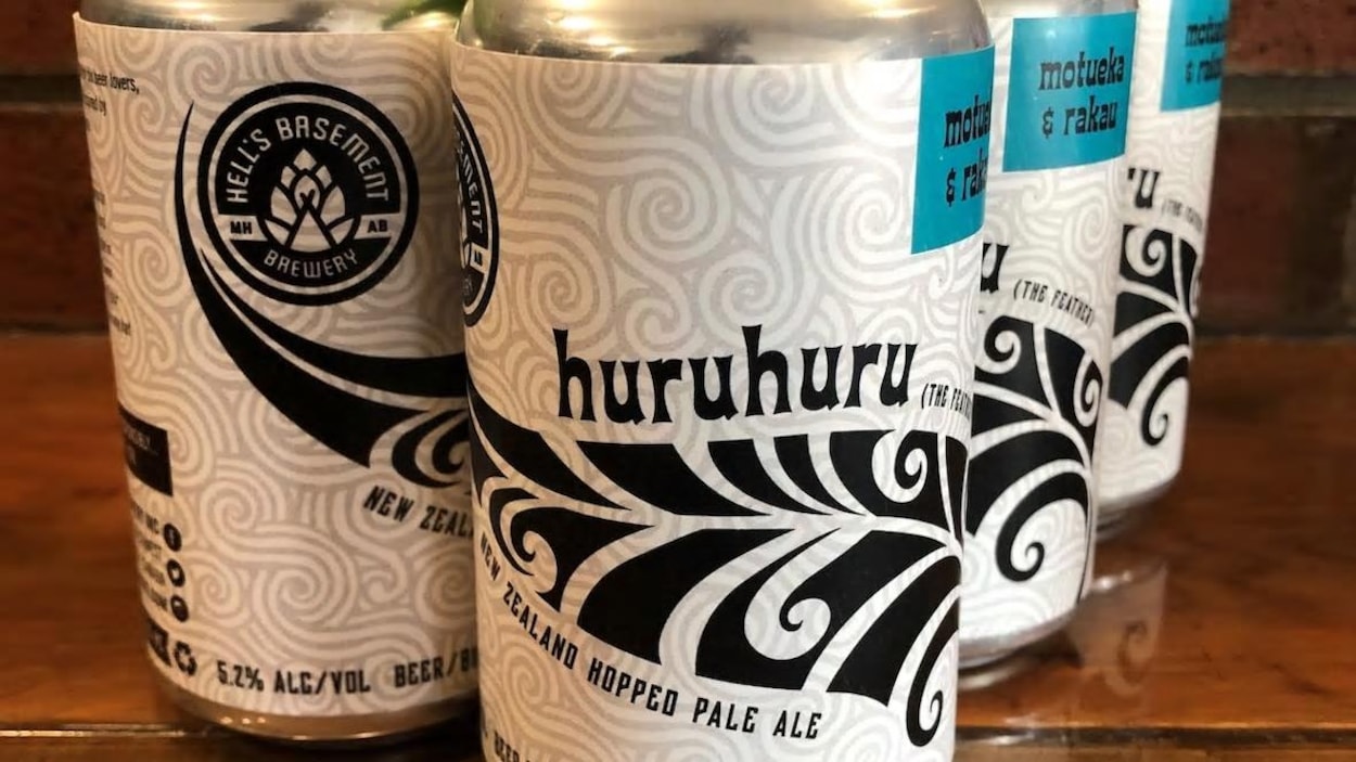 Des cannettes de bière portant l'inscription Huruhuru.