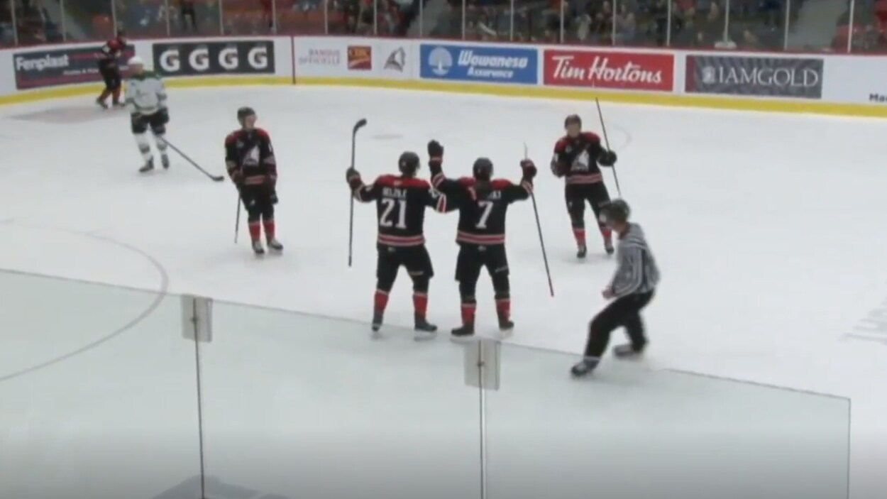 Les Huskies l'emportent contre les Foreurs.