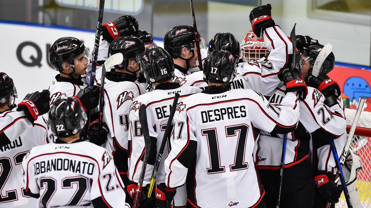 Des joueurs des Huskies de Rouyn-Noranda célèbrent une victoire.