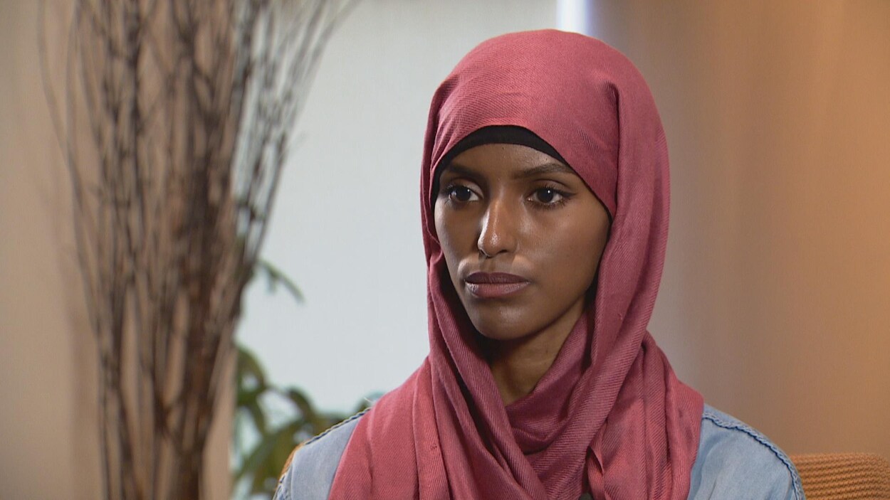 Amino Rashid affirme que ses collègues ont parlé de « capuche » pour désigner son hijab. Amino Rashid affirme que ses collègues ont parlé de « capuche » pour désigner son hijab.