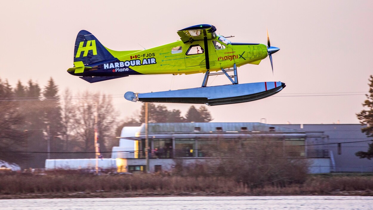L'hydravion de Harbour Air à quelques mètres du sol lors de son envol.