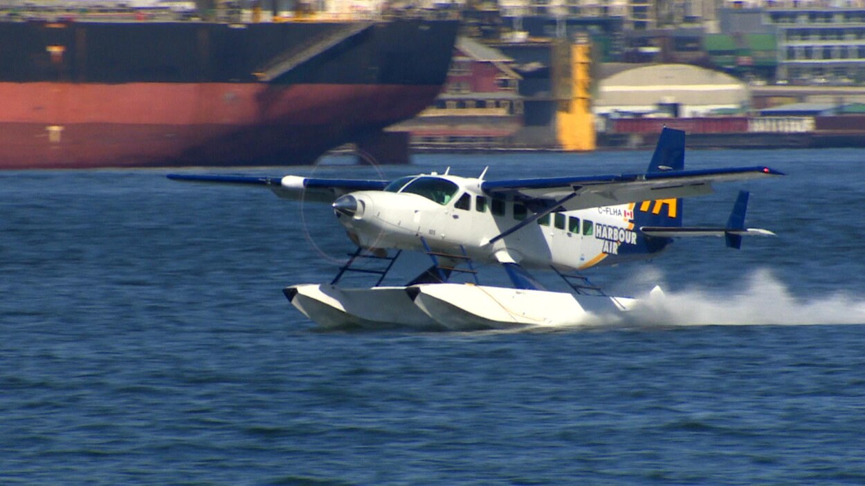 Un hydravion atterrit sur l'eau. Un hydravion atterrit sur l'eau.