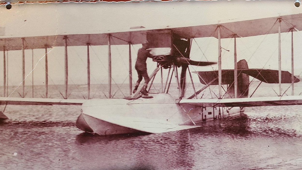 Une vieille photo en noir et blanc d'un hydravion sur un lac.