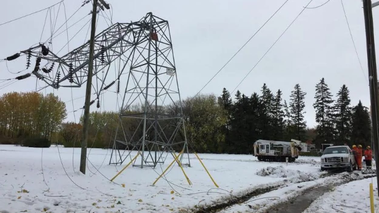 Un pylône électrique cassé.