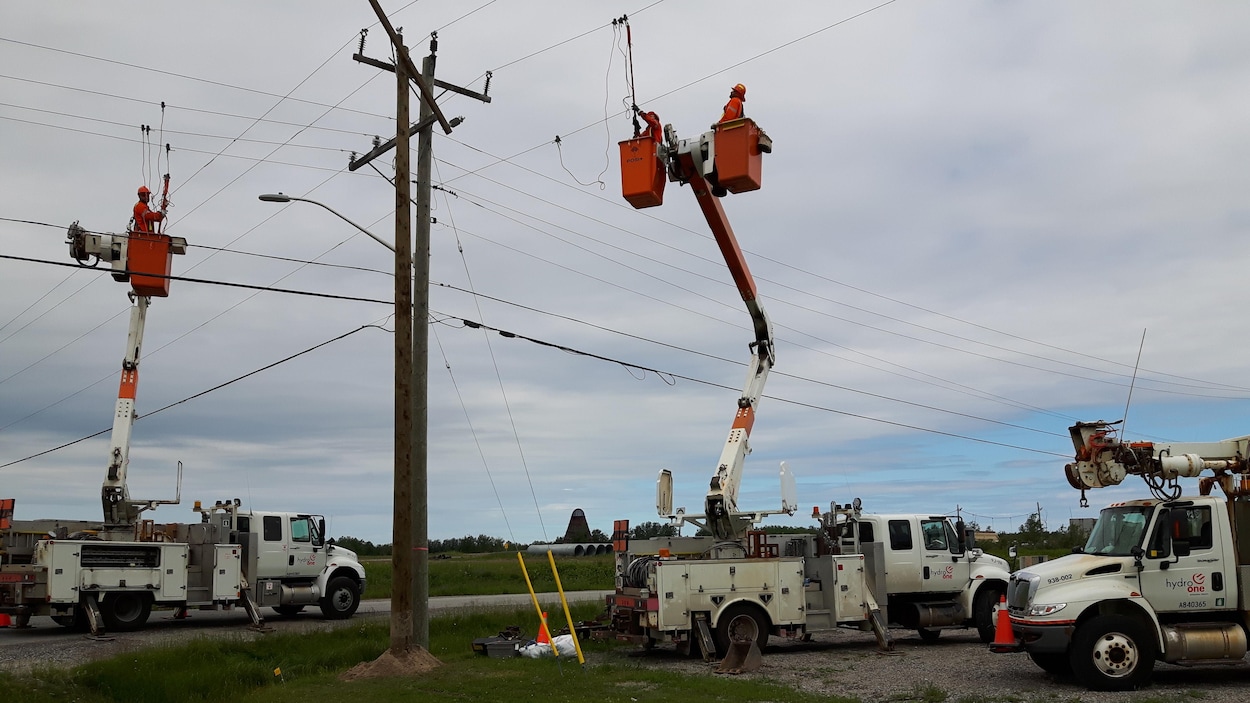 Des employés d'Hydro One effectuent des travaux sur une ligne de transmission électrique.