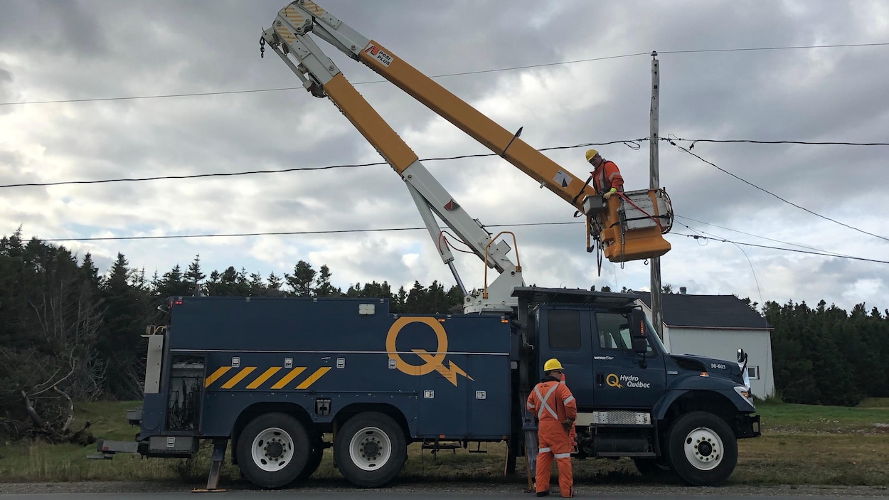 Travailleurs d'Hydro-Québec aux Îles.