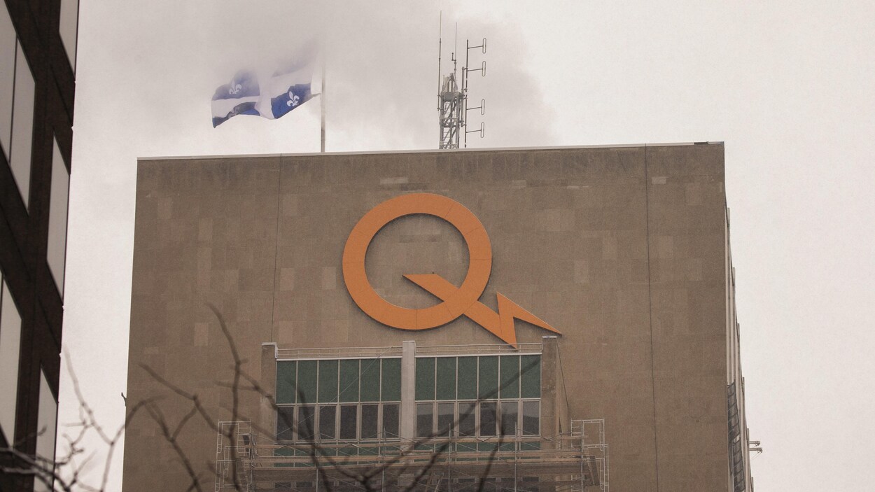 Le siège social d'Hydro-Québec à Montréal pendant la période hivernale.
