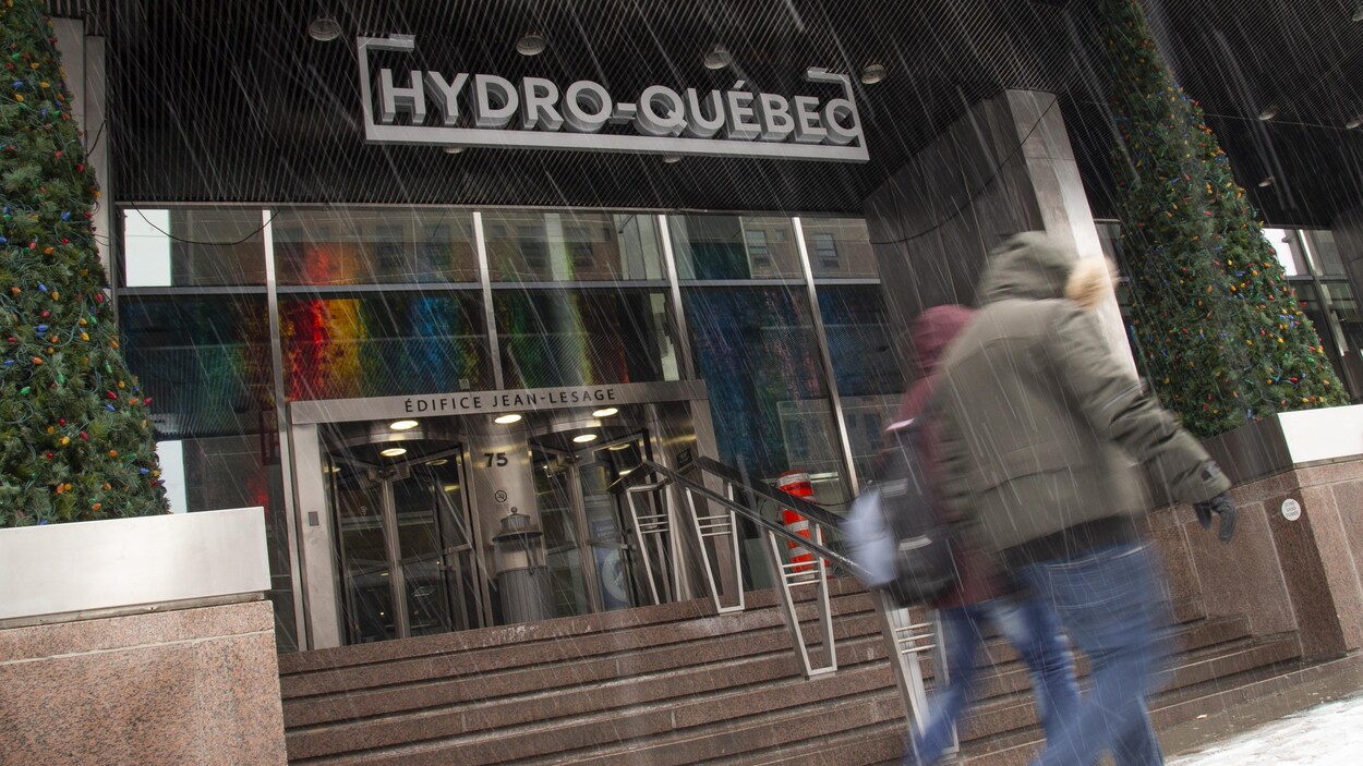 L'entrée du siège social d'Hydro-Québec à Montréal pendant la période hivernale.