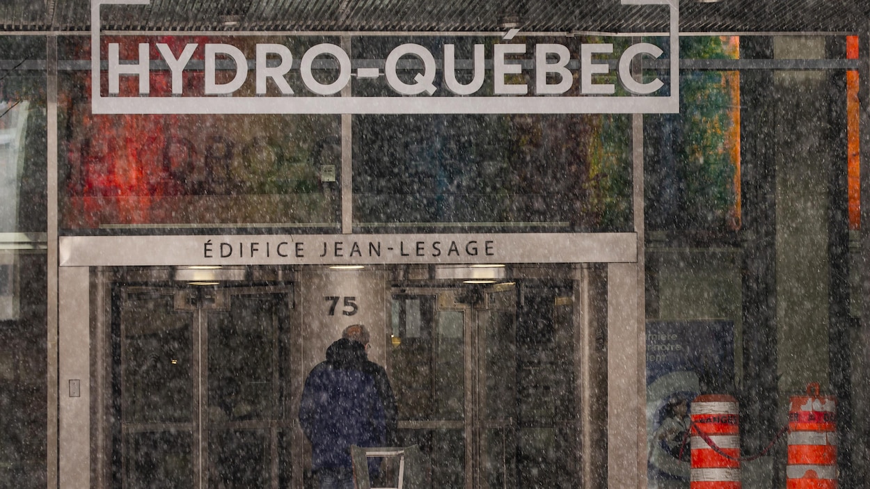 L'entrée du siège social d'Hydro-Québec à Montréal pendant la période hivernale.