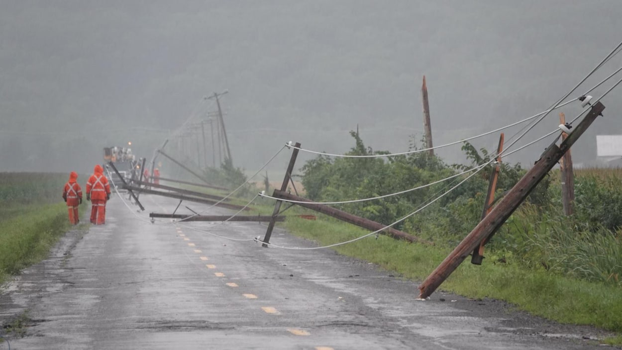 Des travailleurs d'Hydro-Québec sur le chemin Saint-Thomas à Rigaud Des travailleurs d'Hydro-Québec sur le chemin Saint-Thomas à Rigaud