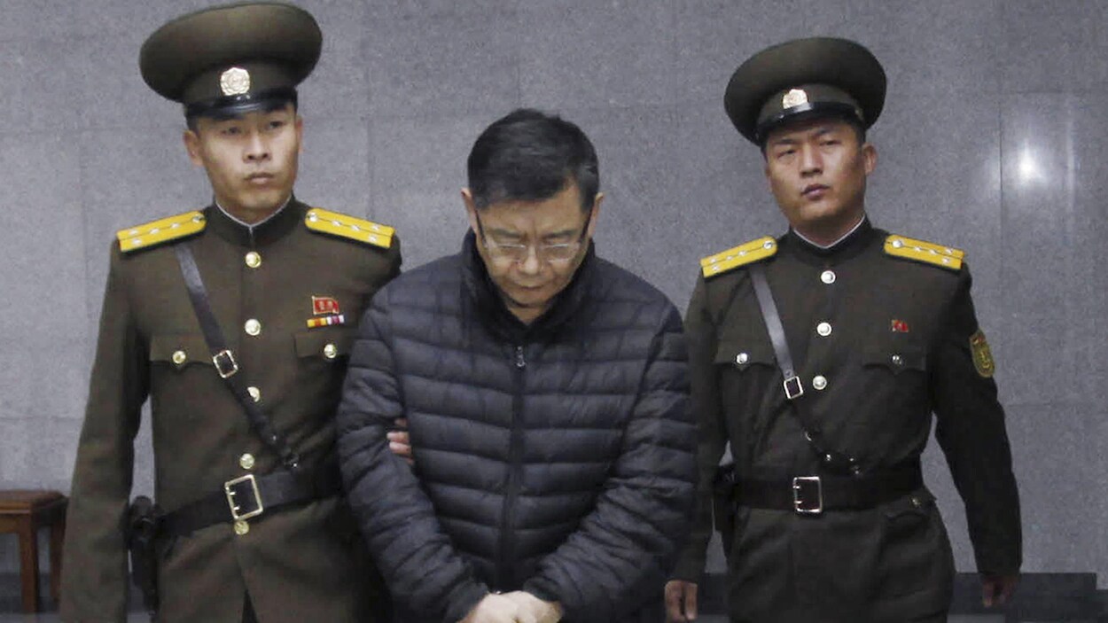 Photo de Hyeon Soo Lim escorté par deux gardiens nord-coréens. Photo de Hyeon Soo Lim escorté par deux gardiens nord-coréens.