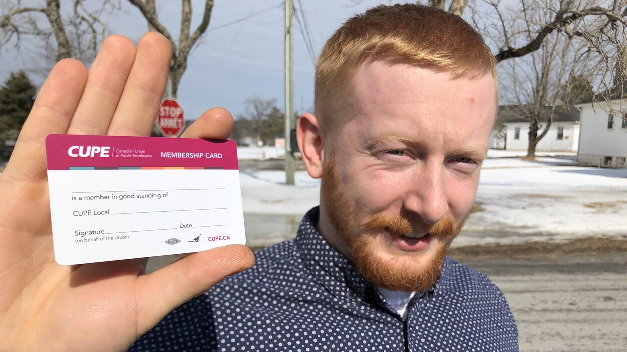 Ian Meadows exhibe sa carte du syndicat.