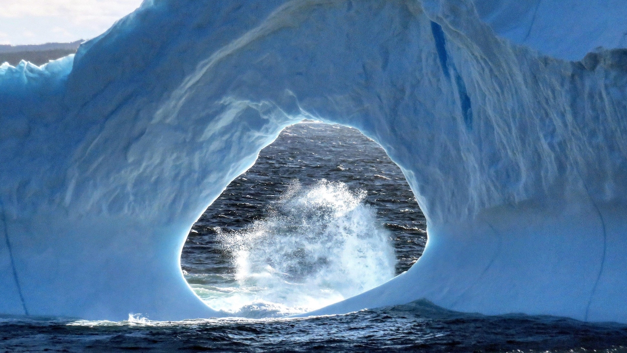 Iceberg avec un trou en son centre.