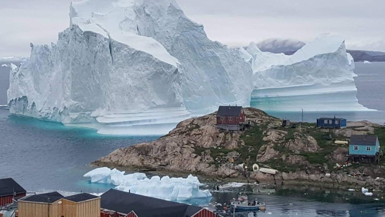 Un iceberg de 100 mètres de haut tout près d'un village du Groenland.