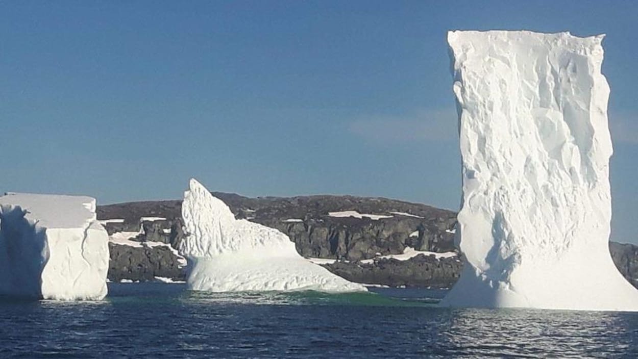 Trois icebergs près de la côte. Trois icebergs près de la côte.