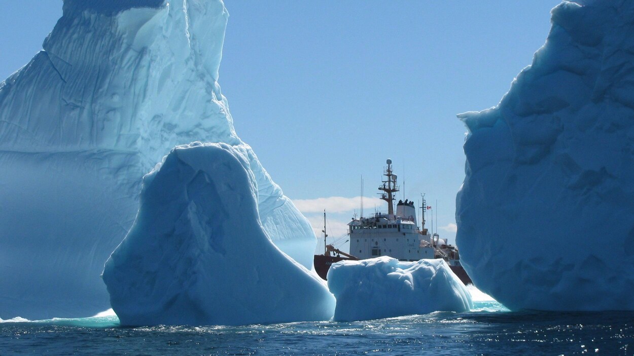 Un navire de la garde côtière vu au milieu de plusieurs icebergs