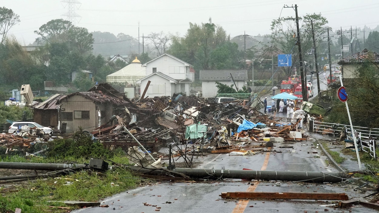 Des maisons, des voitures et des poteaux électriques détruits après une tornade