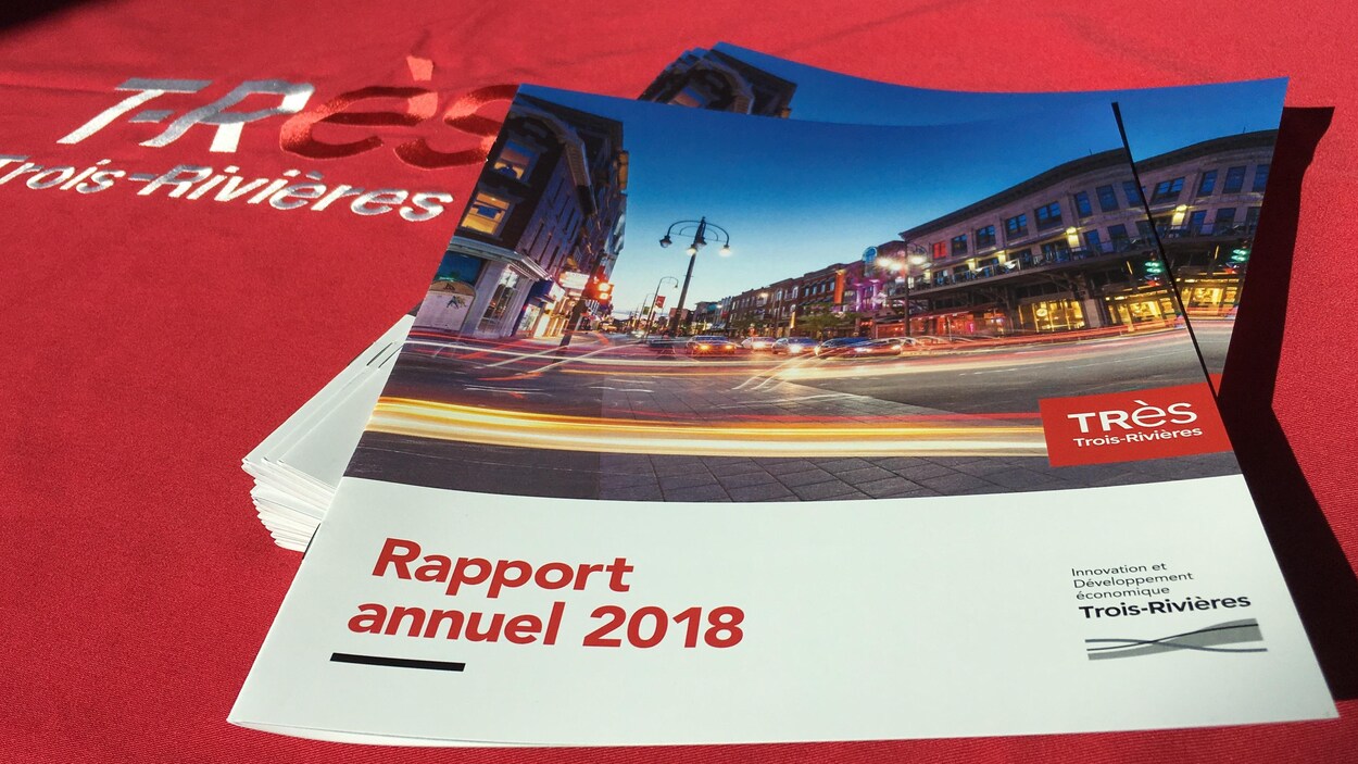 Des exemplaires du rapport annuel 2018 d'IDE Trois-Rivières exposés sur la table d'accueil.