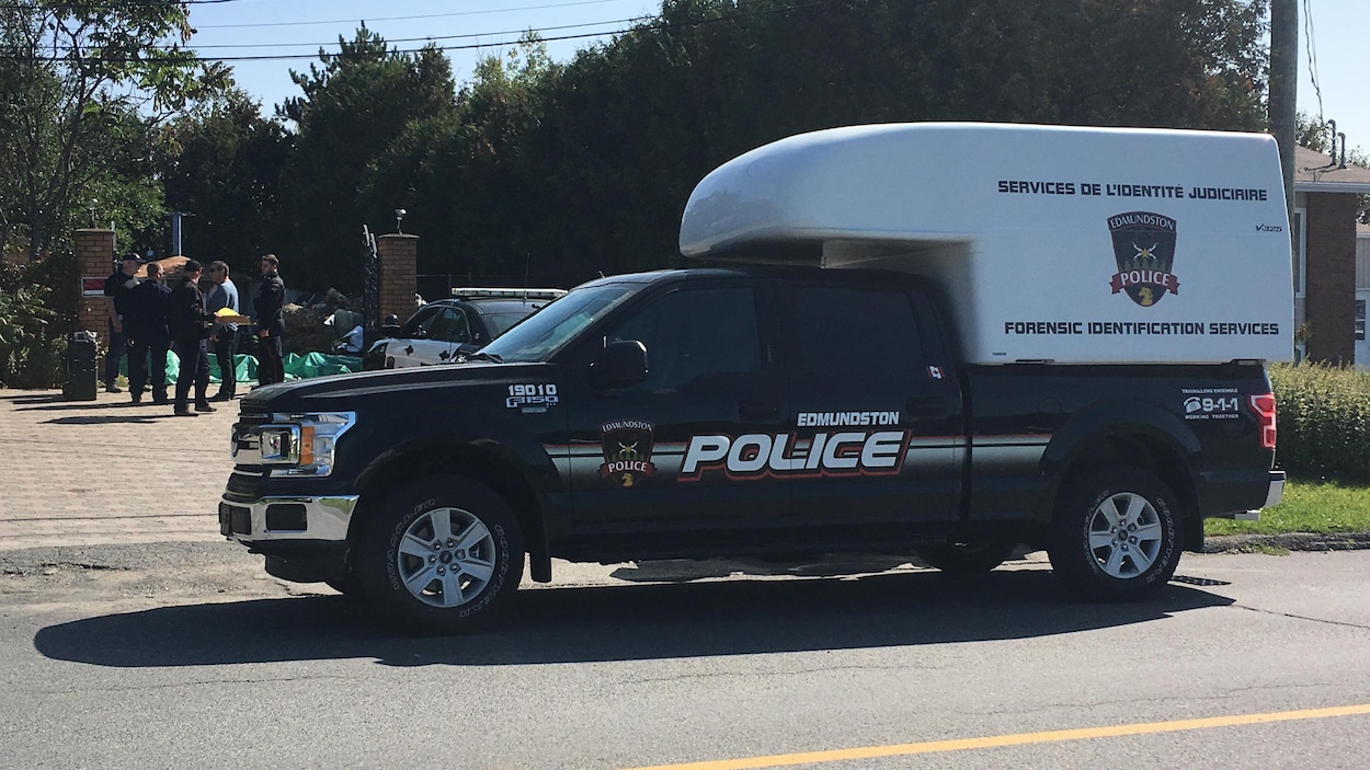Un véhicule et des policiers sur les lieux du démantèlement d'un labo clandestin de drogues, à Edmundston.