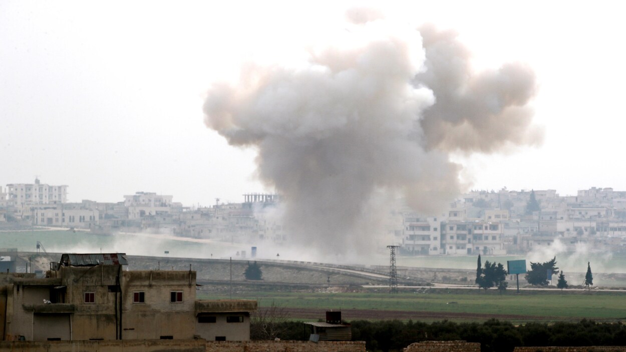 Un gros nuage de fumée s'élevant de Saraqeb.
