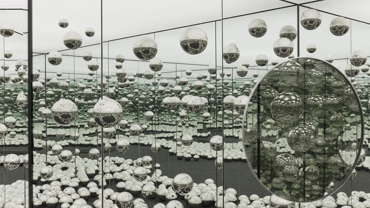 Une sale avec des mirroirs.