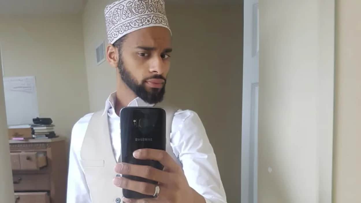 Un homme qui prend une photo de lui avec un téléphone cellulaire.