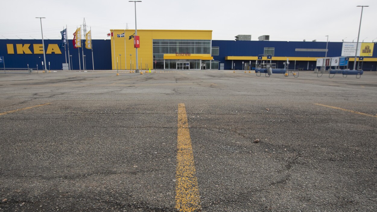 Un stationnement vide près d'un magasin IKEA