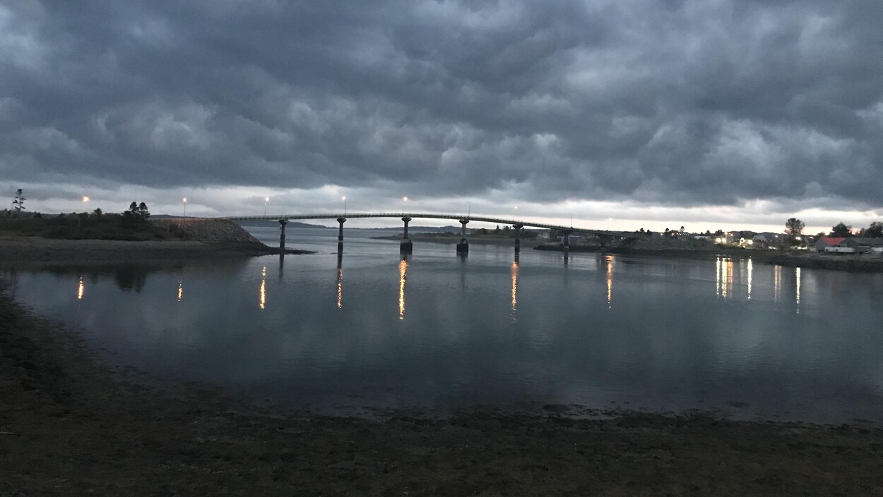 Le pont en début de soirée, sous un ciel nuageux