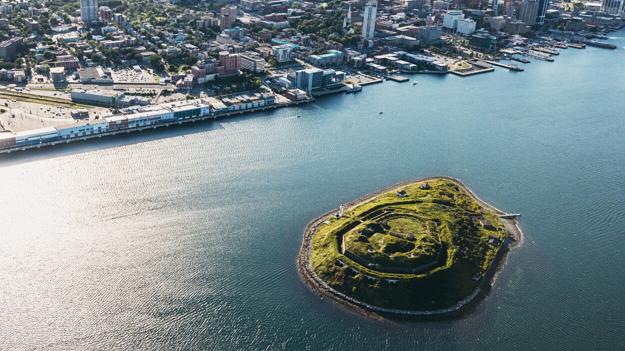 Vue aérienne de l'île Georges et d'Halifax.
