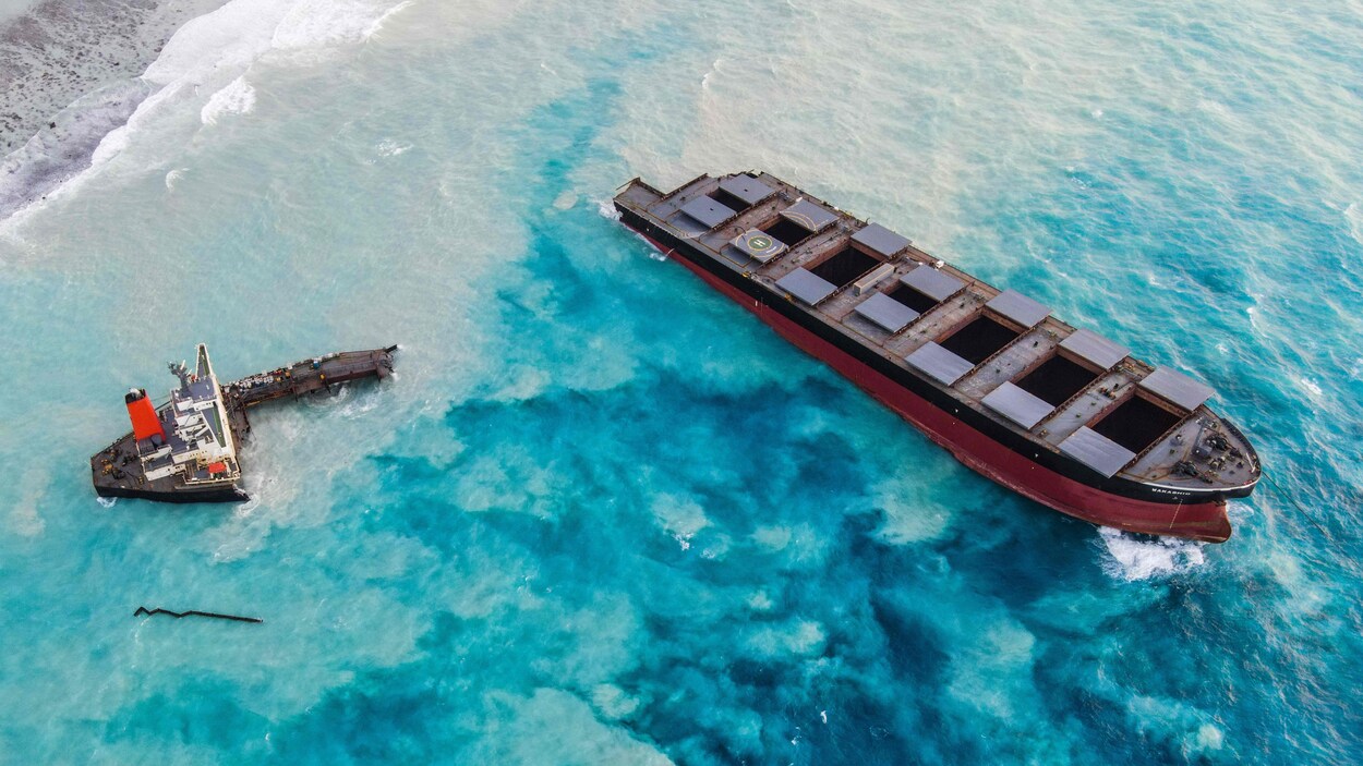 Les deux parties du bateau sont échouées l'une près de l'autre.