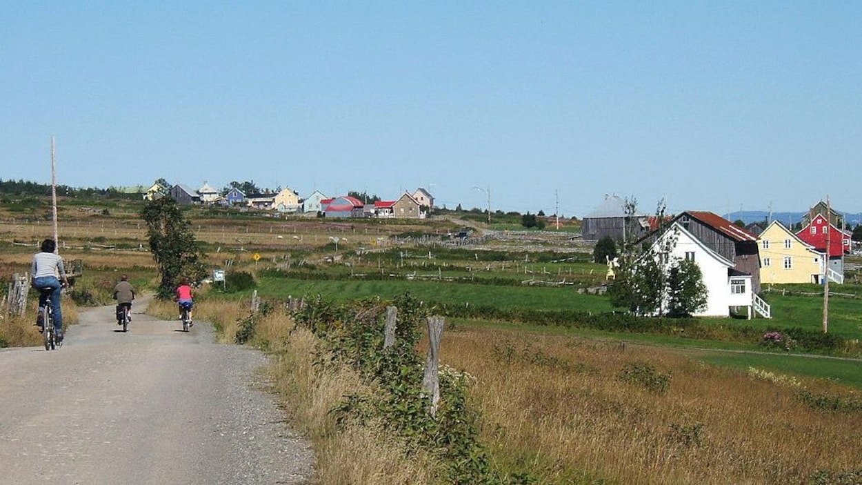 L'île de Notre-Dame-des-Sept-Douleurs est située à environ 25 kilomètres de Rivière-du-Loup, dans le Bas-Saint-Laurent. L'île de Notre-Dame-des-Sept-Douleurs est située à environ 25 kilomètres de Rivière-du-Loup, dans le Bas-Saint-Laurent.