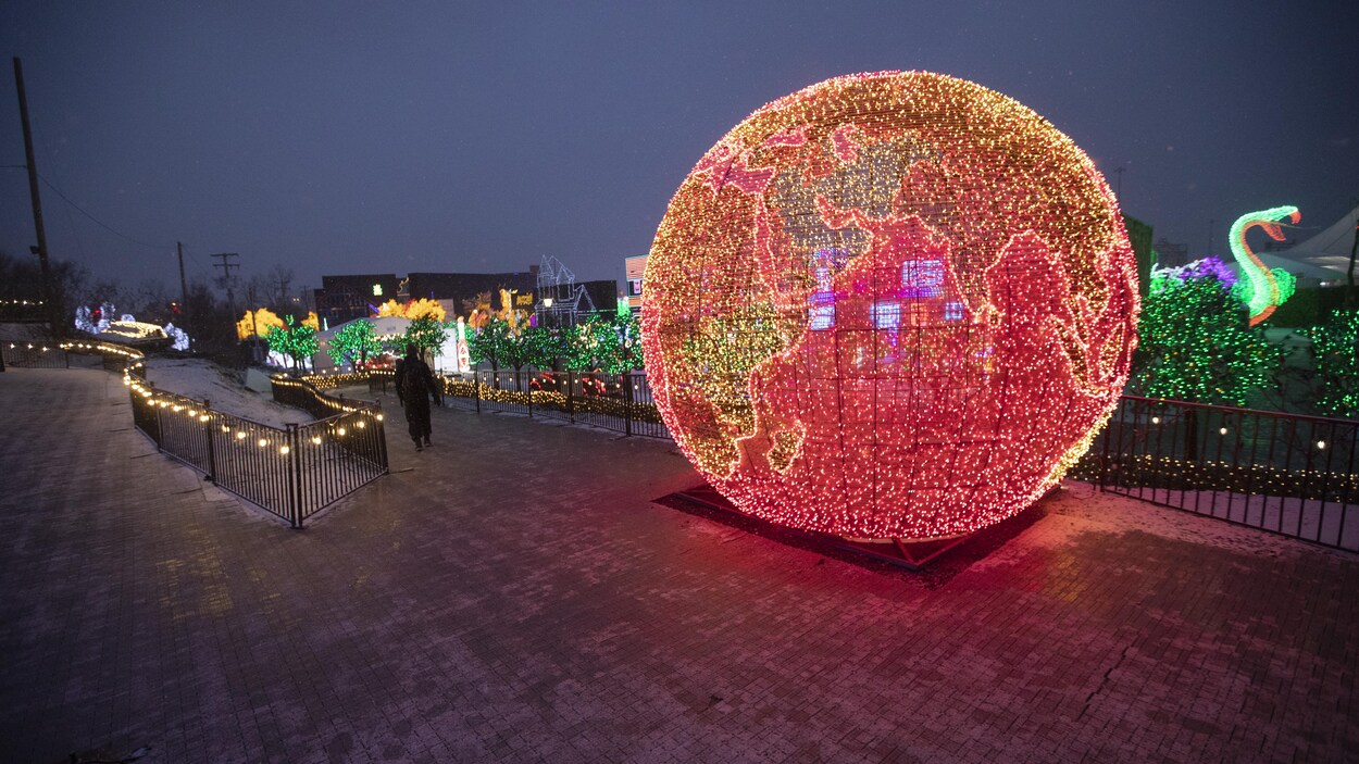 Une structure lumineuse rouge représentant un globe terrestre.